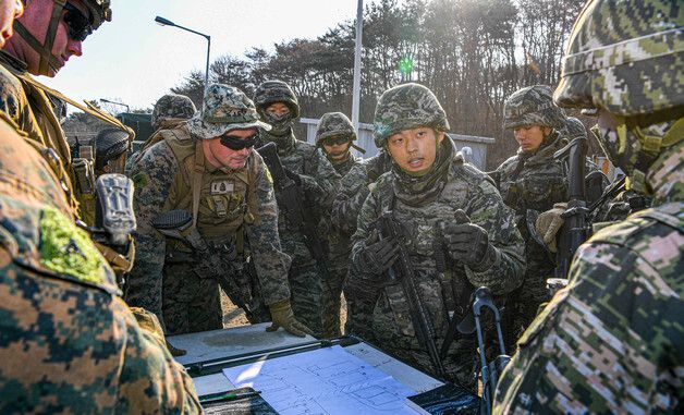 전술토의 하는 한미 해병대