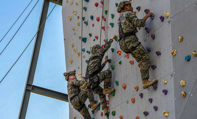 암벽등반하는 한미 해병대
