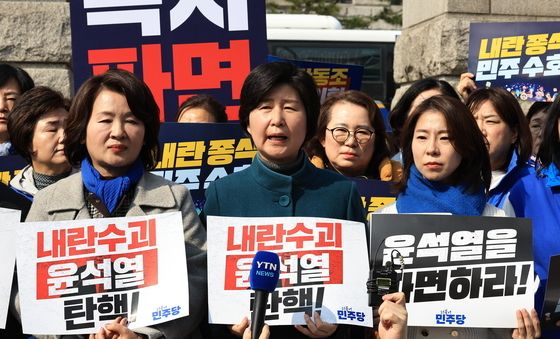 '계란 봉변' 백혜련 의원, 尹 탄핵 촉구 발언