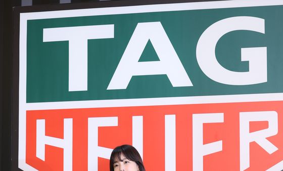 기은세, 과감한 오프숄더 의상