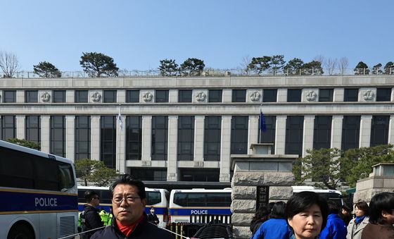 1인 시위 나선 백혜련 의원