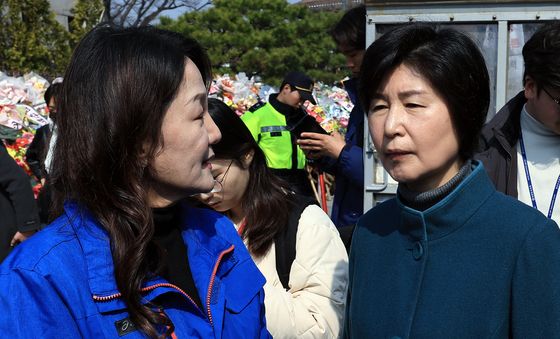 백혜련·이재정, 다시 헌재 앞에서