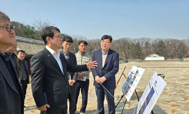 종묘 정전 보수현황 점검하는 최응천 국가유산청장