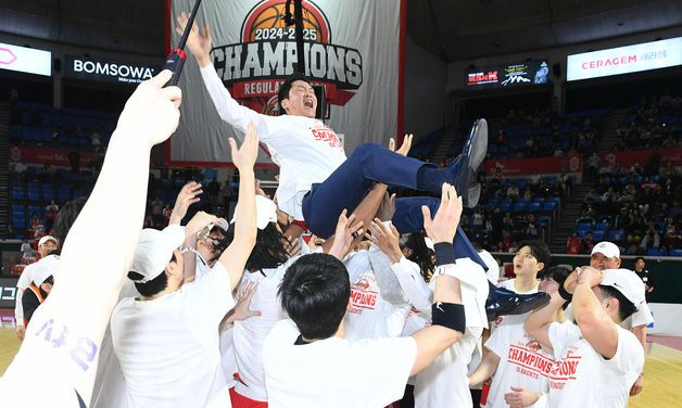 헹가래 받는 전희철 감독