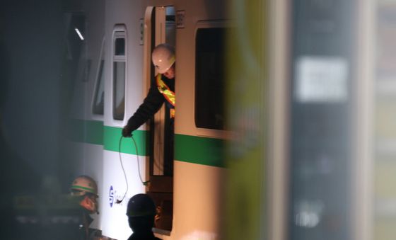 복구작업 중인 2호선 신도림역 탈선 열차