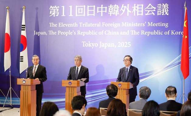[포토] 회담 마치고 기자회견하는 한중일 외교장관