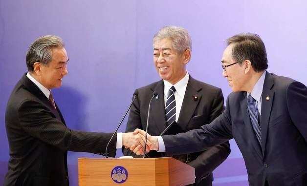 [포토] 기자회견 중 활짝 웃으며 악수하는 한중일 외교