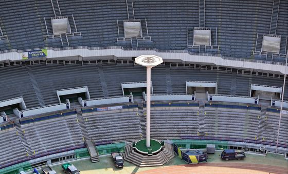 리모델링 공사에 한창인 잠실 올림픽주경기장