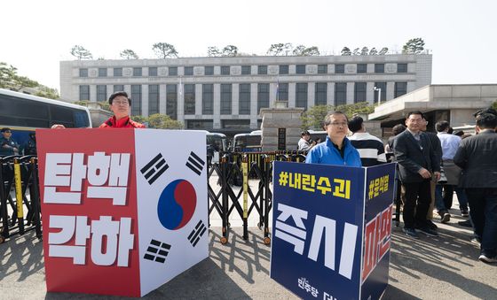 헌재 앞 두 목소리