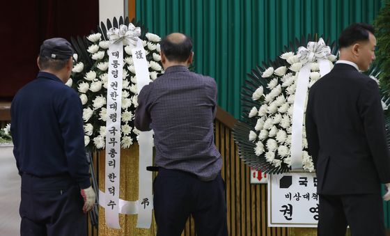 한덕수 대통령 권한대행 화환 도착