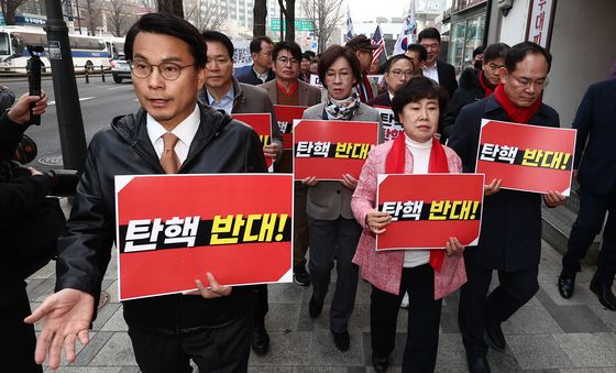 尹 탄핵 각하 기원 기도 행진하는 국민의힘 의원들