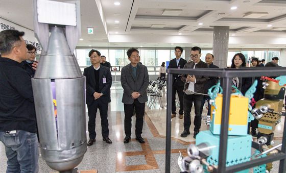 사이버불링 특별전 작품 설명 듣는 김영배 의원