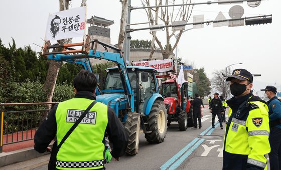 경찰에 막힌 트랙터