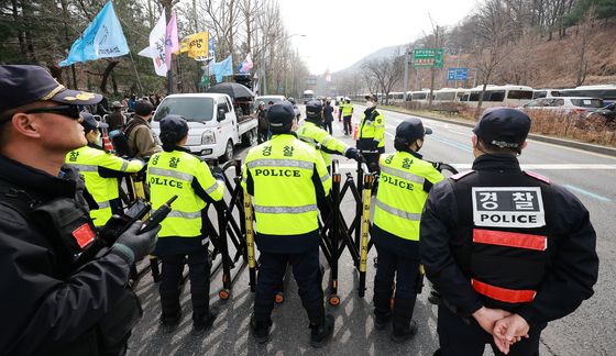 서울 진입 막는 경찰 '바리케이트 설치'