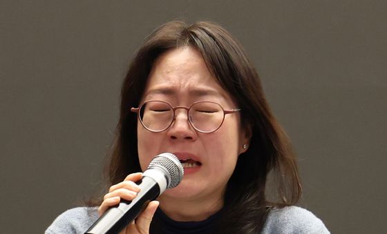 눈물 흘리는 황인영 대표