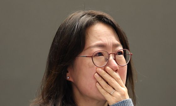 눈물 흘리는 '언더피프틴' 대표