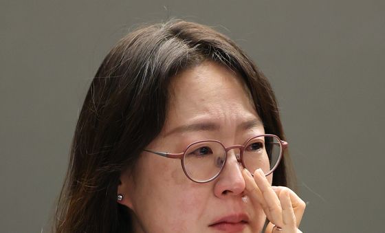 눈물 흘리는 '언더피프틴' 대표