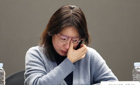 눈물 흘리는 '언더피프틴' 대표