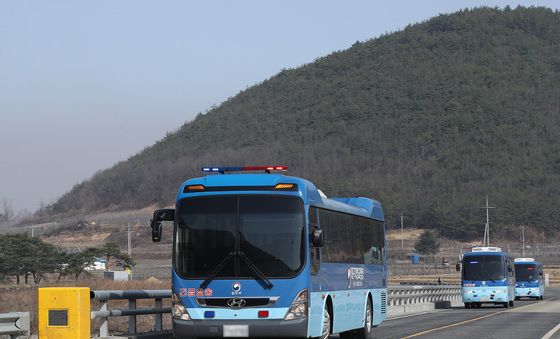 청송 재소자 이감하는 법무부 호송차량