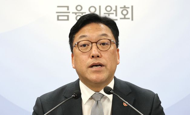 출입기자단 월례 간담회 나선 김병환 금융위원장