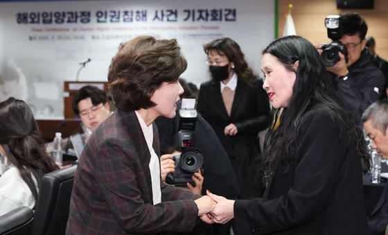 박선영 진실화해위원장, 신청인과 인사