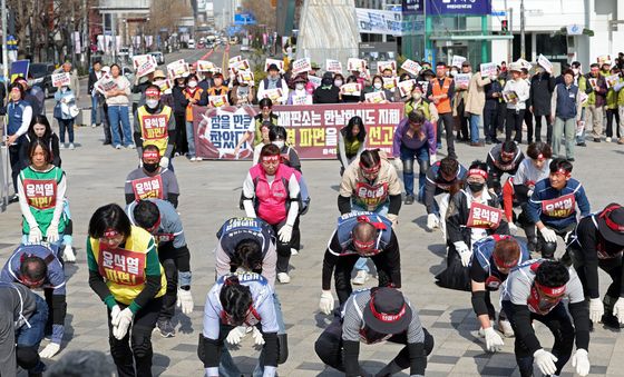 5·18민주광장서 삼보일배 하는 광주 비상행동