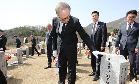 이명박 천안함 묘역 참배