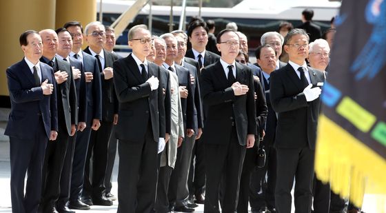 국기에 대한 경례하는 이명박