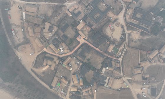 하회마을 위로 깔린 산불연기