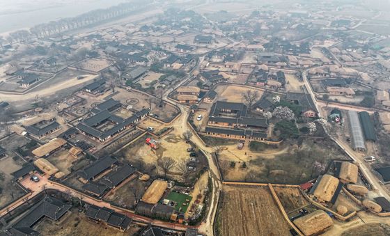 안동 하회마을 위에 자욱한 산불 연기