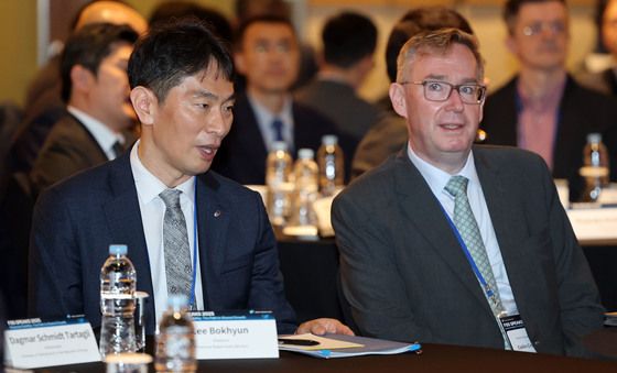 크룩스 영국대사와 대화 나누는 이복현 금감원장