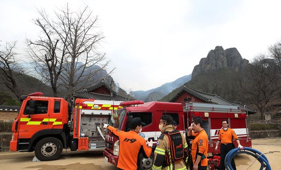 대전사 산불 확산 대비하는 소방관