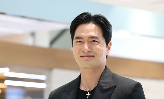 미소짓는 이진욱