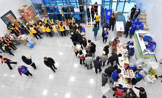 저녁 준비하는 자원봉사자들