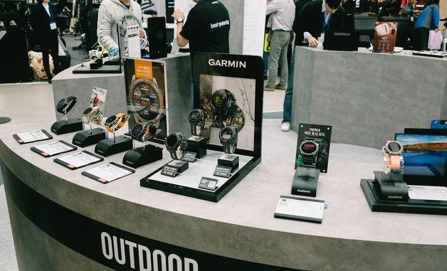 가민 'SPOEX 2025' 부스에 전시된 '인스팅트' 시리즈