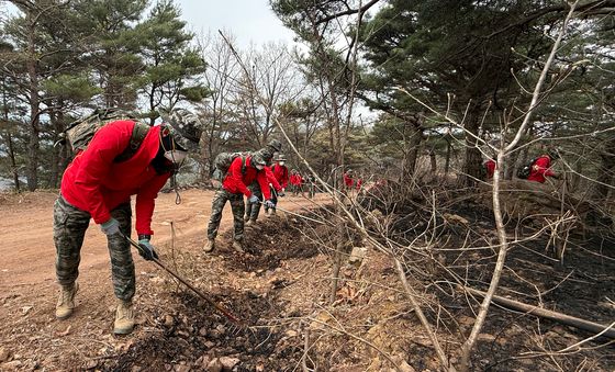 남은 불씨 잡는 해병대