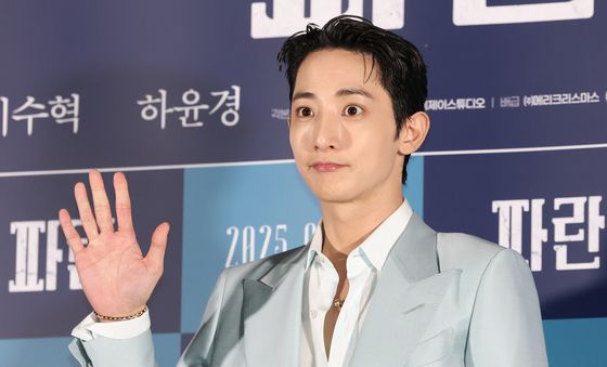 이수혁, 빛나는 손 인사