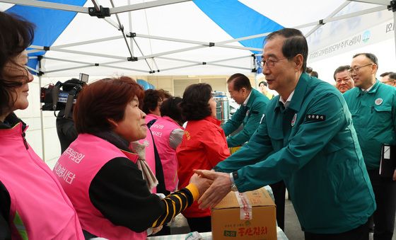 자원봉사자 격려하는 한덕수 권한대행