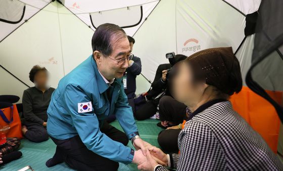 산불 피해 주민들 위로하는 한덕수 권한대행