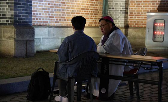 '주님을 위한 24시간' 고해성사 집전하는 이경상 주교