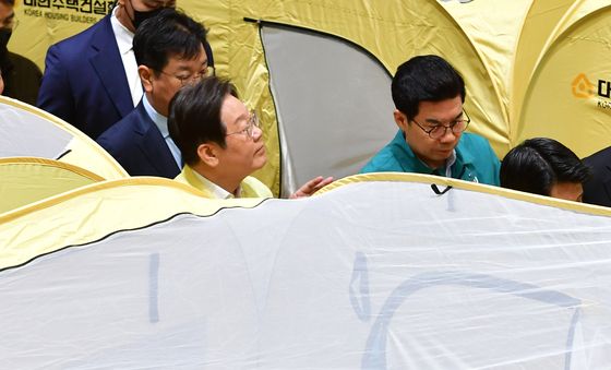 영덕산불 이재민 대피소 찾은 이재명 대표