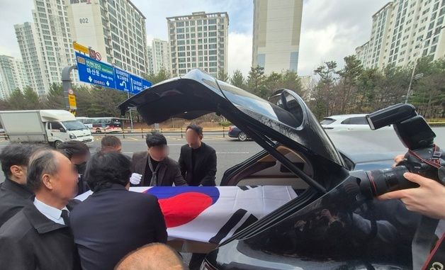 "편히 잠드소서"…산불 진화 중 숨진 헬기 조종사 발인