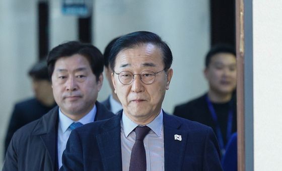 기자간담회 입장하는 김윤덕 사무총장