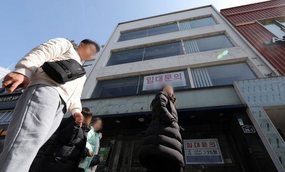 개강 앞두고 곳곳 임대 현수막 붙은 대학가…이유는?