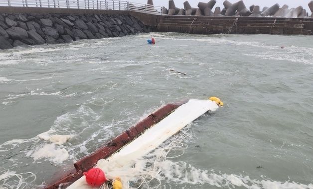 제주도 강풍에 뒤집힌 선박