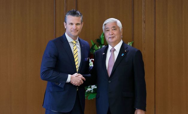 [포토] 나카타니 日 방위상과 악수하는 헤그세스 美 국방