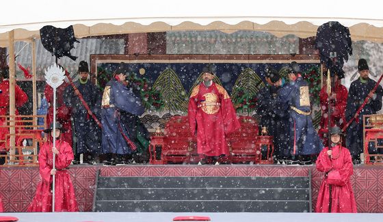 눈 바라보는 임금