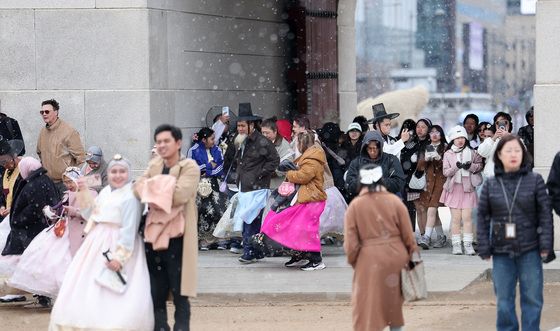 눈 내리는 고궁 찾은 외국인 관광객