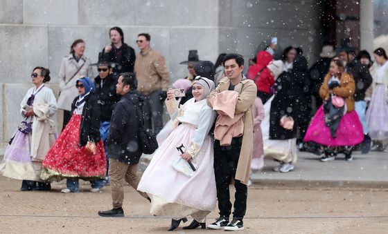 눈 내리는 고궁