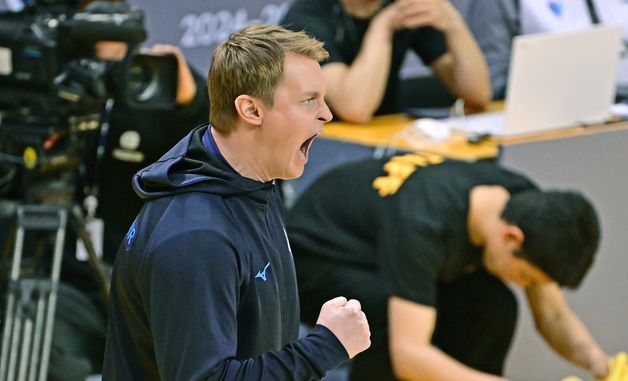 환호하는 틸리카이넨 감독, 주먹 불끈!